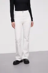 Pantalon jean de tiro alto con corte flare y terminación desflecada en el ruedo. Presenta un diseño clásico de cinco bolsillos con costuras en contraste.