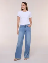 Jean wide leg de tiro medio y corte amplio, color azul claro. Cuenta con cintura con presillas, acceso frontal con cierre y botón metálico, y cinco bolsillos clásicos.