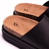 Sandalia negra con plataforma de corcho y suela de goma antideslizante.