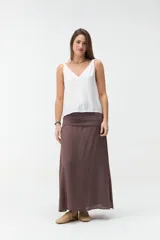 Musculosa bordó de tejido satinado, con escote en V y breteles con detalle de nudos en los hombros.