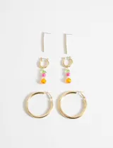 Set de aros dorados con mostacillas de colores. Incluye un par de aros de argolla grandes, un par de aros de argolla pequeños con mostacillas colgantes y un par de aros tipo perno.