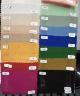 Vestido rojo de corte suelto, con cuello halter y espalda descubierta.