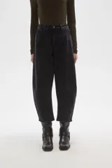 Pantalon de jean estilo barrel con efecto lavado, de tiro medio, con bolsillos laterales y traseros.