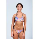 Bikini de dos piezas con estampado tropical vibrante en tonos neón. El top es de estilo deportivo con breteles finos y la bombacha es tipo tanga con tiras laterales ajustables.