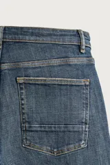 Jeans skinny fit de color azul, con efecto lavado y detalles de roturas en las piernas. Diseño de cinco bolsillos, tiro medio y cierre frontal con cremallera y botón.