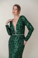 Vestido largo de fiesta color verde esmeralda con lentejuelas, escote en V con tul y apliques de strass en escote y cintura. Mangas largas y corte ajustado.