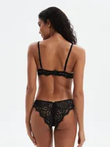 Conjunto de bikini negro compuesto por un corpiño con aros y detalles de encaje en los bordes, y una bombacha clásica de corte liso.