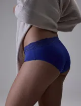 Panty brief color lila con detalle de encaje en la cintura.