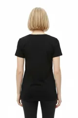 Remera negra de algodón, con cuello en V, mangas cortas, corte al cuerpo y estampa frontal con la frase "Emotionally Unavailable" en letras rosadas.