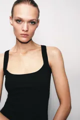 Musculosa de algodón fit entallado con escote redondo y diseño liso.