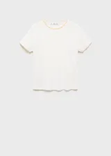 Camiseta blanca de manga corta y cuello redondo, de corte recto y diseño combinado con mezcla de poliéster y algodón.