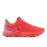 Championes de running New Balance modelo 880 v12, color naranja vibrante con detalles en violeta. Presentan entresuela de doble capa con tecnología Fresh Foam X para mayor amortiguación y empeine de malla técnica para una óptima ventilación.