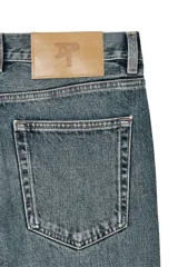 Jeans straight fit de corte recto confeccionados en denim de algodón. Presentan diseño de cinco bolsillos, efecto lavado de tono medio y cierre frontal con cremallera y botón.