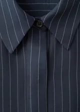 Camisa azul marino con diseño de rayas diplomáticas finas, cuello camisero clásico, mangas largas y cierre frontal con botones.