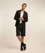 Bermuda de jean para hombre, de corte recto y color azul oscuro, con cierre de botón y cremallera.