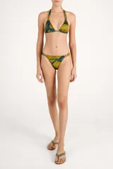Calzón de bikini estampado en tonos mostaza y verde, con detalles de aros metálicos en los laterales.