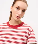 Remera femenina Marfinno de manga corta, confeccionada en mezcla de algodón y poliéster. Presenta un diseño de rayas horizontales, cuello redondo acanalado en color rojo y corte recto.