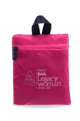 Bolso de viaje plegable de color fucsia, con asas de mano y tiras en color azul marino. Cuenta con un compartimento principal con cierre, un bolsillo frontal con cierre y parche bordado de la marca Legacy Woman Co., además de correa ajustable y desmontable.