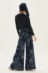 Jean de pierna ancha color azul oscuro con estampado floral en azul claro.