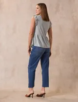 Blusa calada color celeste, marca Madden Girl. Cuello a la base, escote en V y lazo de ajuste. Sisa con volado.