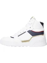 Zapatillas altas de cuero blanco con detalles en azul marino y rojo.