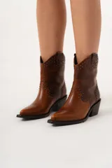 Bota texana de caña media-baja color marrón, con punta elegante y detalle de mini tachas.