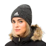 Gorro Adidas unisex de hilo mélange trenzado con sutil efecto bicolor y logo bordado.