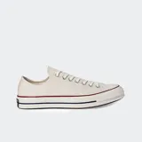 Championes Converse Chuck 70 OX color crema, de caña baja y cordones blancos.