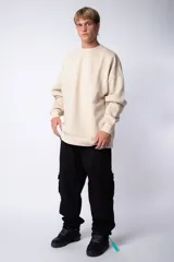 Pantalón cargo de jean con efecto lavado ácido en tono gris. Presenta bolsillos laterales tipo cargo, bolsillos frontales amplios y corte holgado.