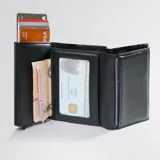 Billetera negra de cuero sintético con tarjetero de aluminio con tecnología RFID blocking. Cierre magnético, espacio para 6 tarjetas en el tarjetero de aluminio, 2 tarjetas adicionales en el interior, espacio con ventana transparente para cédula de identidad, espacio interno para 6 billetes y bolsillo monedero exterior con cierre.