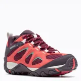Championes de trekking Merrell Yokota 2, color bordó con detalles en coral, confeccionados en gamuza y malla.