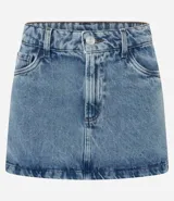 Pollera mini de jean color negro, con cintura mediana, trabillas para cinturón, bolsillos laterales y cierre frontal con botón y cremallera.