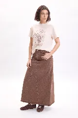 Falda larga de jean color marrón con diseño de paneles y corte evasé.