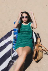 Vestido corto de playa tejido al crochet, color verde esmeralda con rayas horizontales caladas.