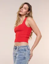 Musculosa Allie Rose de tejido acanalado en tono rojo vibrante, con corte entallado al cuerpo, escote corazón y breteles anchos.