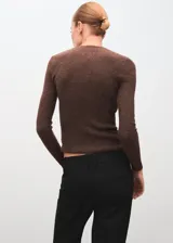 Jersey de punto en canalé con cuello Perkins y manga larga, de diseño entallado.