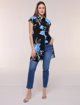 Túnica de gasa negra con estampado floral en tonos azules y blancos, cuello camisero, manga corta y cierre frontal de botones.