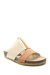 Sandalias bajas de cuero color beige con una tira ancha con textura croco color marrón claro.