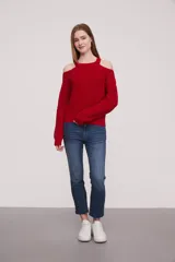 Sweater rojo de tejido de punto con cuello redondo y manga larga con hombros descubiertos.