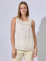 Blusa sin mangas color crema, de gasa labrada con forro interno a tono. Espalda con abertura ojal y botón. Marca Zac & Rachel.