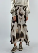 Pollera larga de tiro alto con estampado abstracto en tonos grises y marrones.