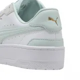 Championes Puma modelo CA Match Court, de diseño urbano con base blanca y detalles en color verde menta. Presentan una silueta clásica de corte bajo con perforaciones laterales para ventilación, logo de la marca en dorado y suela de plataforma.