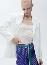 Falda midi de corte recto con bajo asimétrico, tiro medio y cierre de cremallera lateral. Presenta un estampado de rayas diagonales en tonos azul, verde y blanco, e incluye un cinturón ajustable a juego con hebilla metálica.