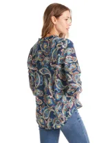 Blusa de gasa con estampado de estilo paisley en tonos azules, marrones y celestes. Presenta cuello a la base con escote en V y mangas largas con sistema de ajuste mediante presilla y botón.