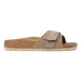 Sandalias Birkenstock modelo Oita en color taupe, con diseño de una sola correa ancha ajustable mediante velcro y detalles de remaches metálicos. Presentan la clásica plantilla anatómica de corcho y látex con recubrimiento de gamuza y suela de EVA.