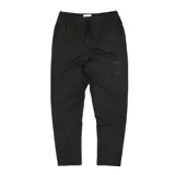 Pantalón de jogging negro con cintura elástica ajustable con cordón, bolsillos laterales y logo de la marca estampado en la pierna.