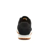 Championes Caterpillar modelo Ventura, color negro con detalles en blanco y suela de goma color caramelo. Confeccionados en una combinación de gamuza y lona, con cierre de cordones y diseño ergonómico.