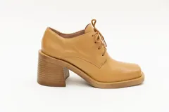 Zapato acordonado de cuero color marrón chocolate, con punta cuadrada y tacón ancho.