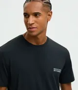 Remera deportiva de hombre con tecnología Dry, confeccionada en poliamida y elastano. Presenta un diseño de corte regular, cuello redondo, manga corta y estampa lettering pequeña en el pecho con la frase Seeking my highs.