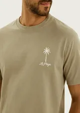 Remera de corte regular y manga corta en color naranja, con pequeño estampado tipográfico y gráfico de ancla en el pecho.